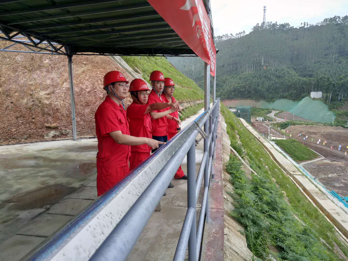 資深項(xiàng)目經(jīng)理黃會元（左二）