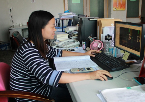 第三黨支部書(shū)記張苗在工作中